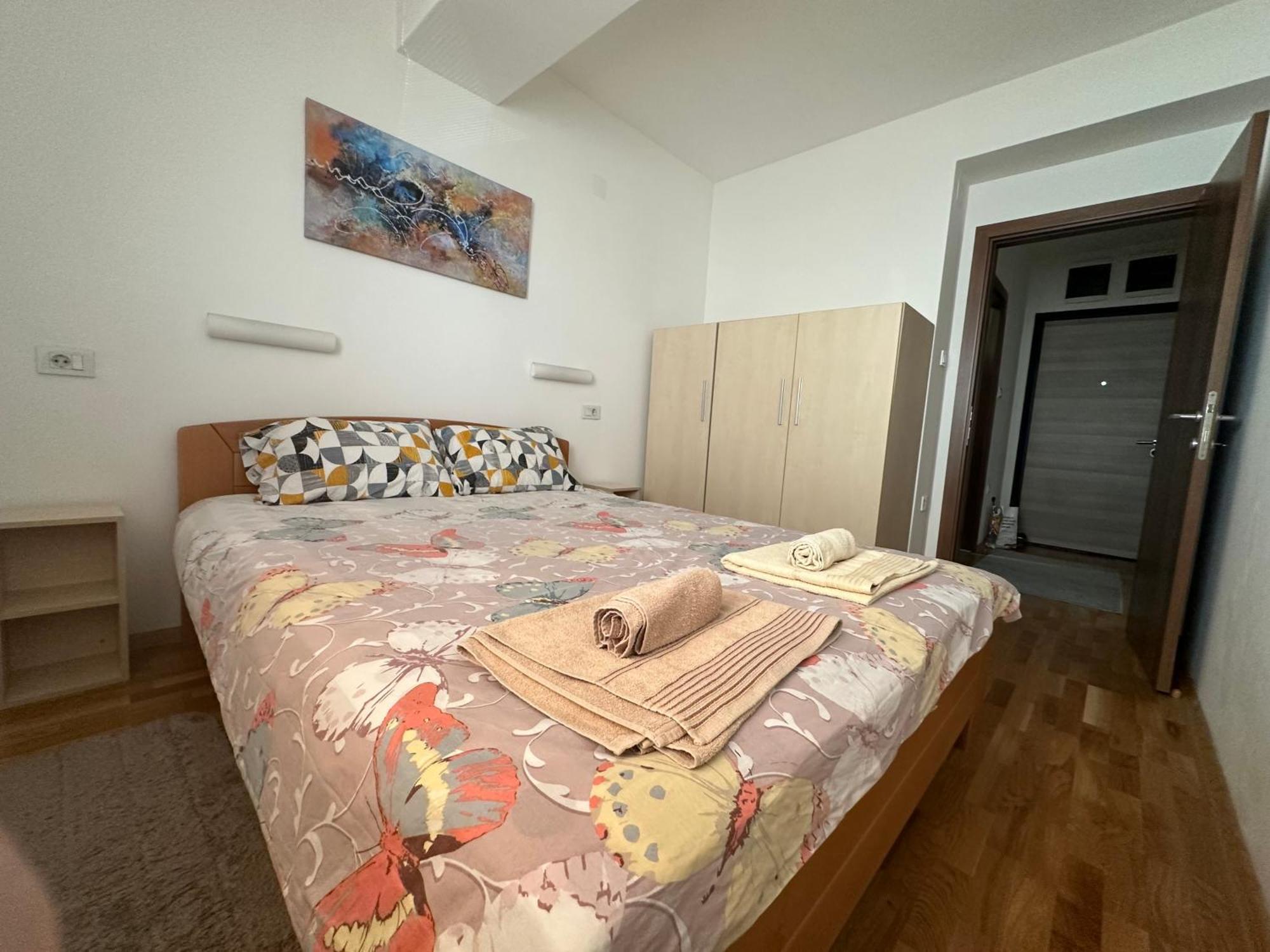 Ira'S 2 Bedroom Central Place With Private Parking Skopje Exterior photo