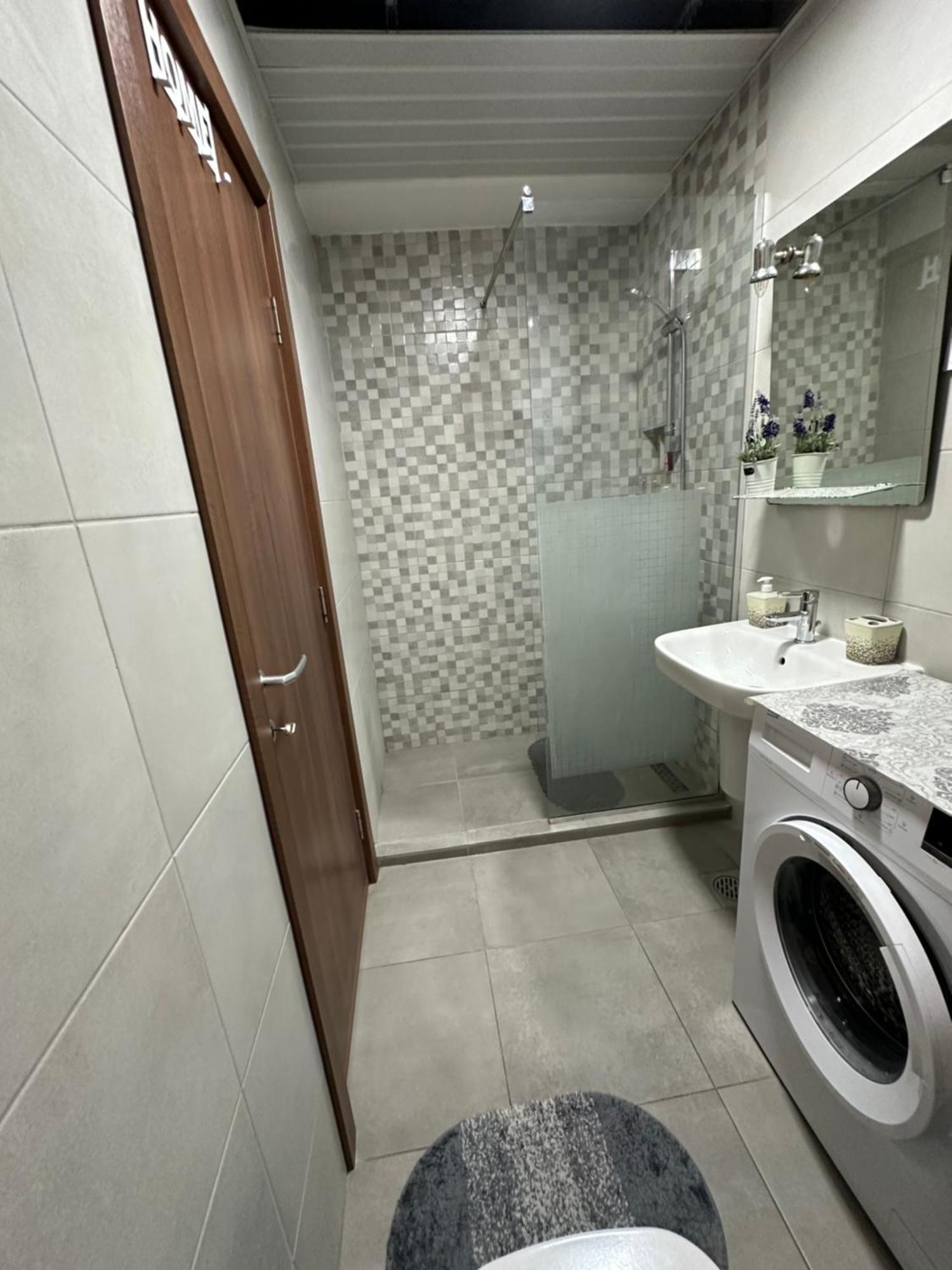 Ira'S 2 Bedroom Central Place With Private Parking Skopje Exterior photo